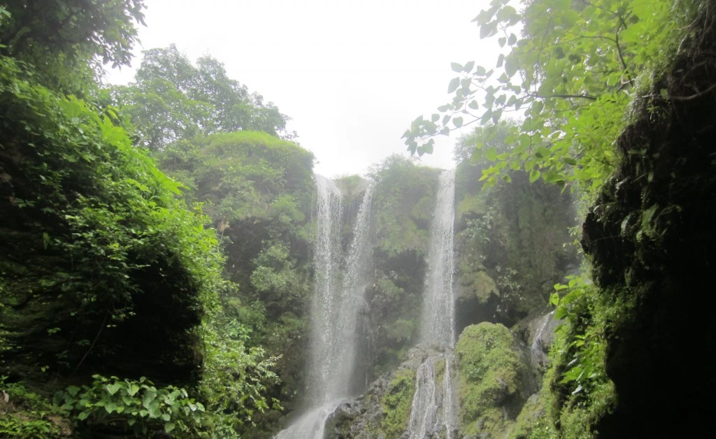 Hathni Waterfall picnic places near Vadodara